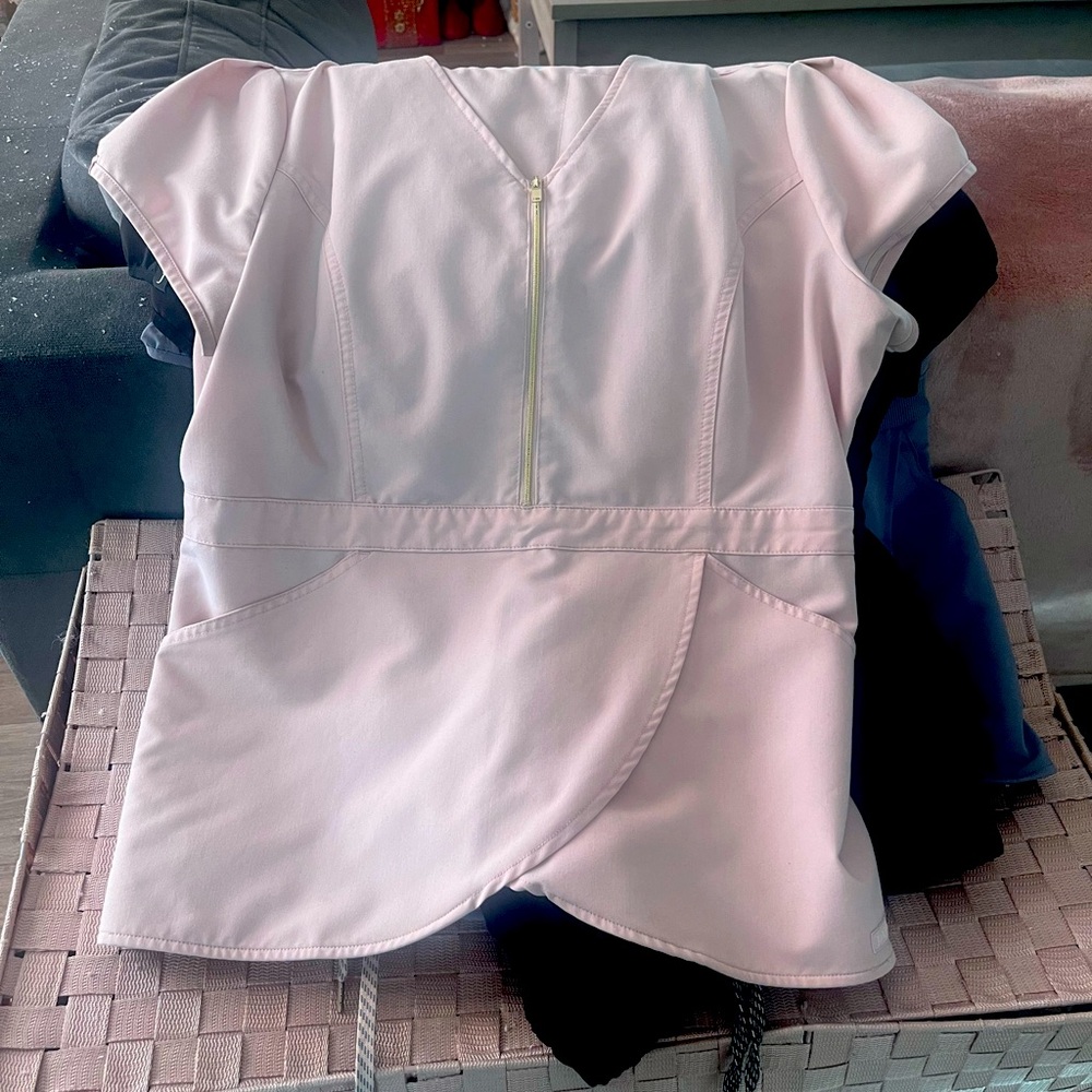 Jannuaa blush and rose gold scrubs. Top is XL and pants are XL